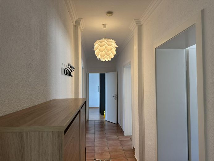 Provisionsfrei,renoviert,ruhig,95qm Wohnung 3,5 Zimmer+Küche mit EBK,Tageslichtbad,Südbalkon – Flur