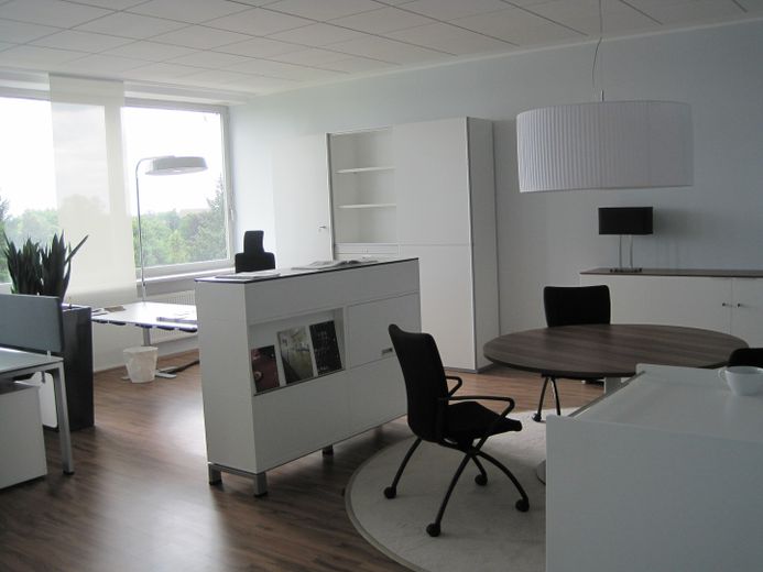 1000 qm Büro - Praxis - Kanzlei - barrierefrei auf einer Ebene, renoviert – Büromöbel