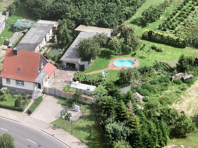 Dieses Einfamilienhaus ist in Massivbauweise mit viel Nebengebäude – Bild 2