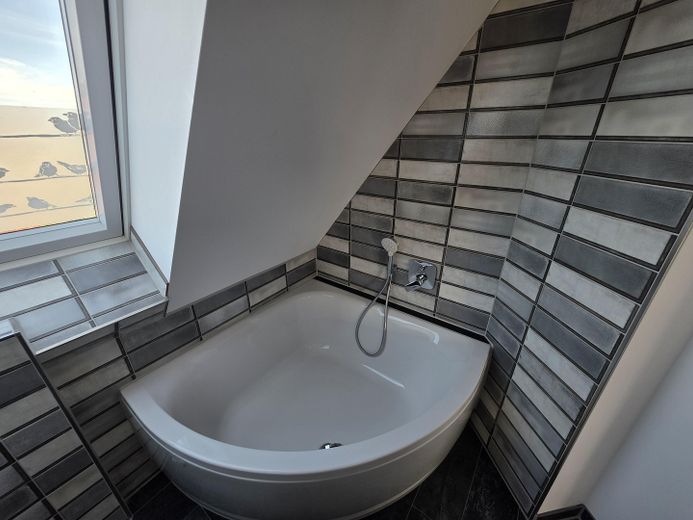 Unica a Lipsia – stravagante appartamento in torre presso il parco Abtnaundorfer con vista panoramica – Badewanne