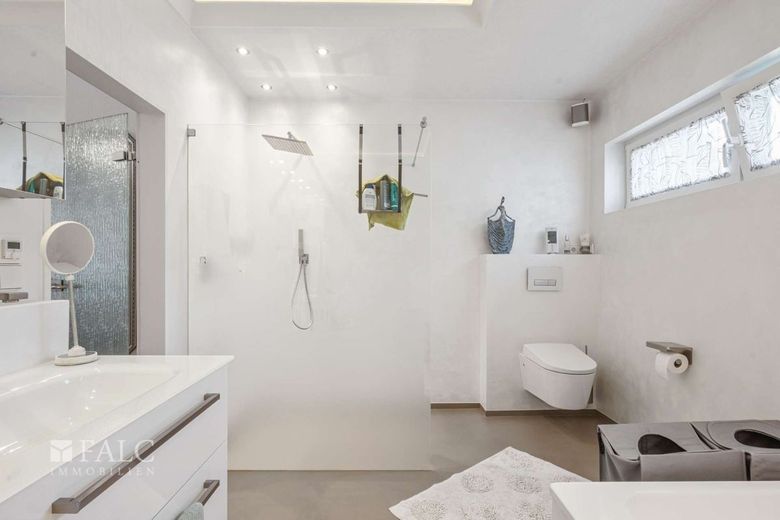 Provisionsfrei: Großzügiges Architektenhaus mit stilvollem Komfort und intelligenter Ausstattung – Badezimmer EG