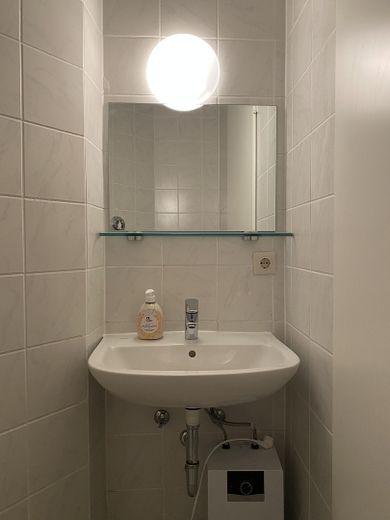 3-кімнатна квартира з вбудованою кухнею, ванною, великим балконом – WC separat