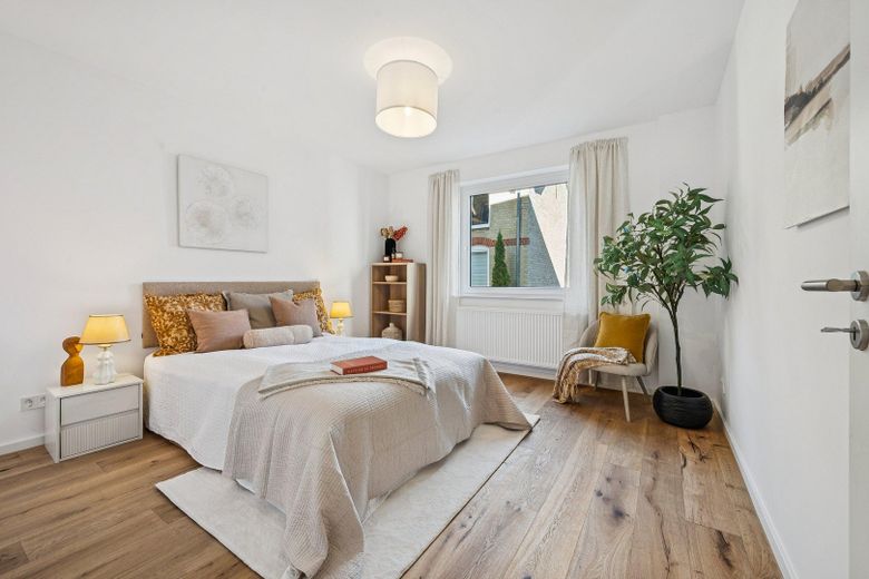 PROVISIONSFREI - FRISCH SANIERTE 3-ZIMMER-WOHNUNG MIT BALKON & EICHENPARKETT – Schlafzimmer