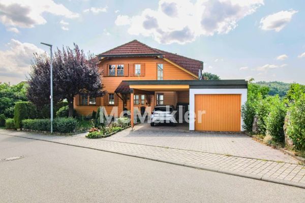 Familienfreundliches Holzhaus mit Terrasse, Balkon und zahlreichen Stellplätzen