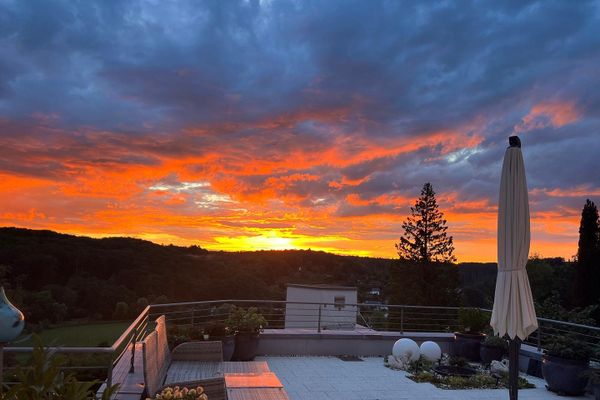 Esclusivo appartamento con terrazza, vista incantevole sul verde, ampie vetrate e garage
