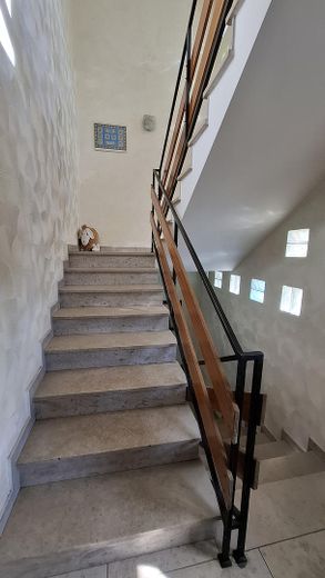 Maison bifamiliale avec jardin mature + 2 garages dans un bon emplacement, sans commission pour l’acheteur – Treppenhaus