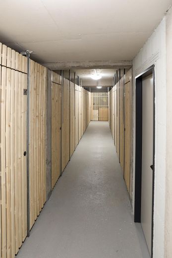 1. piętro nowoczesne mieszkanie 3,5-pokojowe z windą, zabudowaną kuchnią, zadaszonym balkonem, pomieszczeniem gospodarczym i WC dla gości – Keller