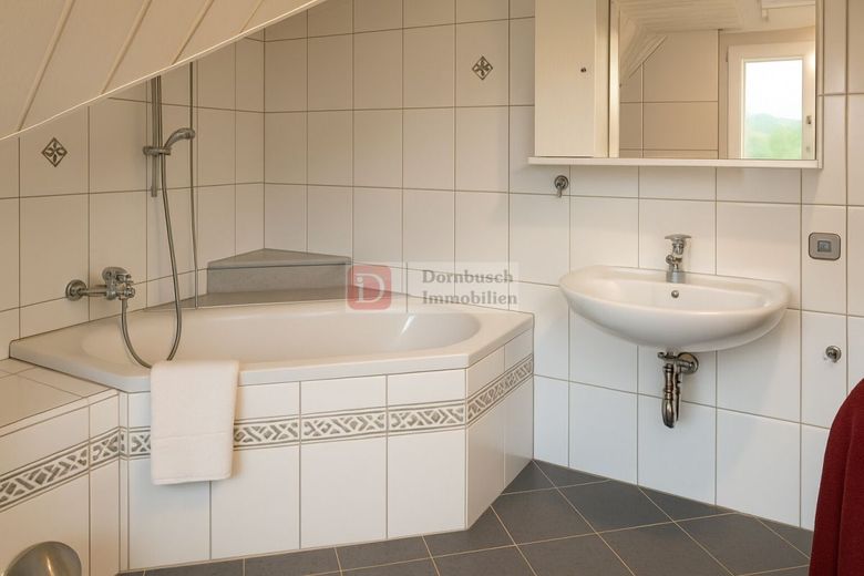 Top!! Mehrgenerationenhaus zur individuellen Nutzung mit Photovoltaikanlage – Badezimmer Bild 2