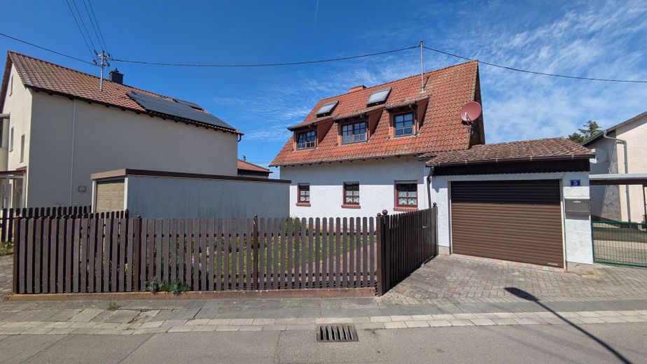 Gepflegtes Zweifamilienhaus mit großem Garten, Garagen und vielfältigen Nutzungsmöglichkeiten – Hausansicht
