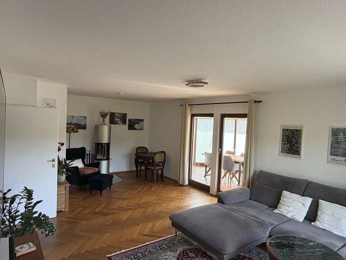 Provisionsfrei in die Zukunft! EFH mit Wärmepumpe und PV nahe Wald und Wasser – Wohnzimmer