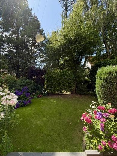 Bifamiliare ben curata con giardino privato e terrazza in ambita zona residenziale per famiglie a Sasel – Garten