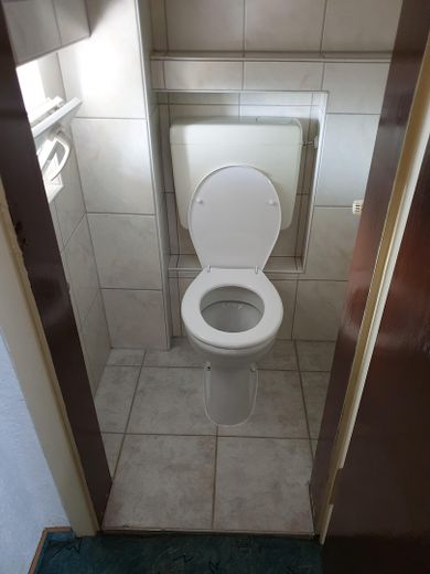 Toilette eine Treppe tiefer
