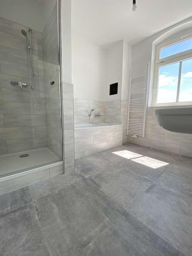Sanierter Altbau in Buckau: 4,5 Zimmer, Balkon + Austritt, 4. OG ohne Aufzug – Bad