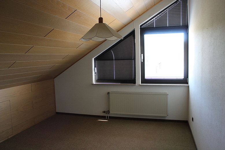 Zweifamilien-Wohnhaus in der Kleinstadt Leun im Lahn-Dill-Kreis. Der Kaufpreis ist verhandelbar. – OG Zimmer links 1