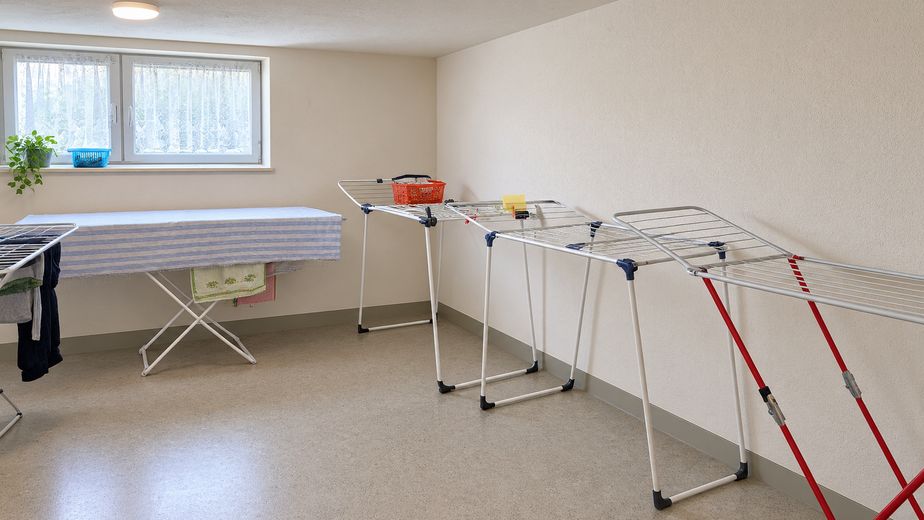 1 R-WE yaşlı konutu, DRK hizmetiyle, büyük yeşil alan, sakin, merkezi birinci sınıf konum – Trockenraum