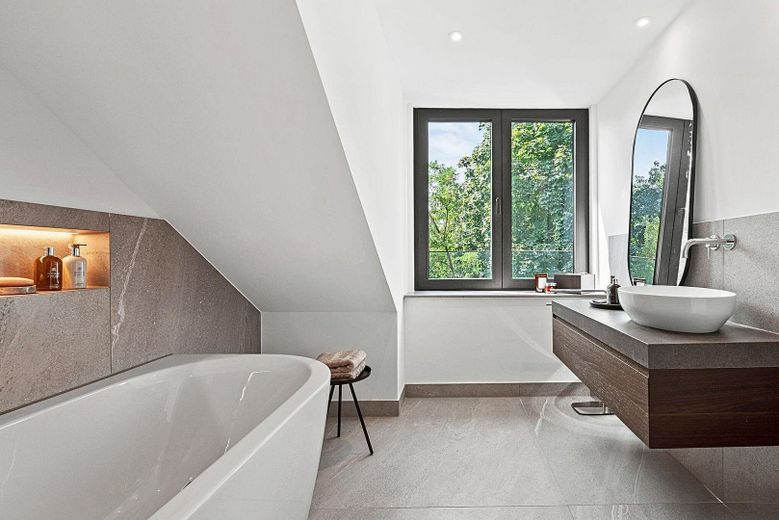 Komfortable idyllische Wohlfühloase / Erstbezug - fertiggestellt! – Stylische Badewanne im DG