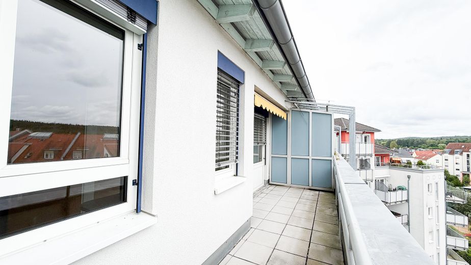 Vita assistita con terrazza sul tetto: vista panoramica sulla Stadtwald, pronta per essere abitata e senza provvigione – Südwest-Terrasse mit Markise