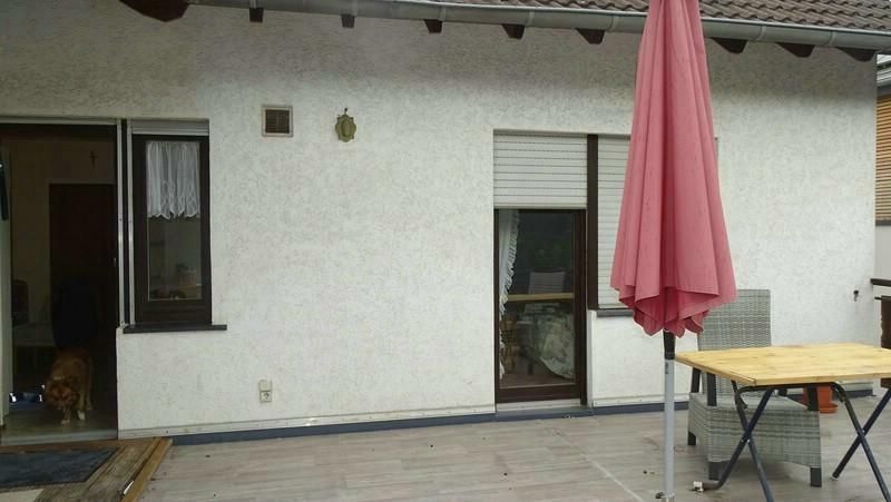 Großes Einfamilienhaus in ruhiger, gepflegter Wohnlage, mit schönem Garten und großem Balkon – Balkontür z. Küche