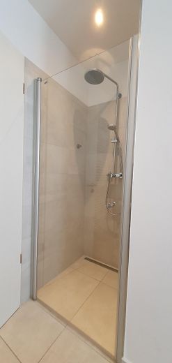 Großzügige 3-Zimmer-Wohnung in historischer Kreuz-Bräu – Südbalkon, Aufzug & TG – Bad - Dusche