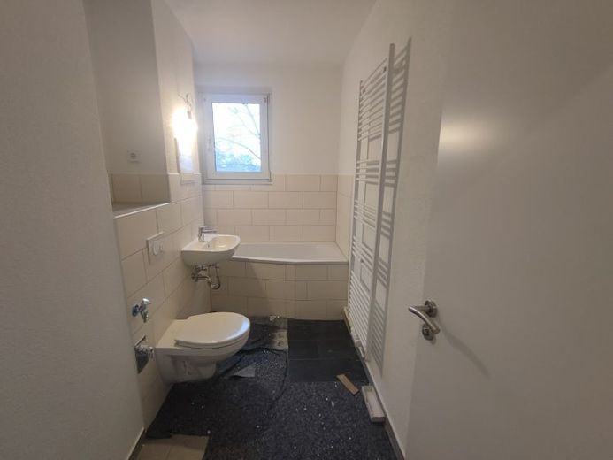 Lichtdurchflutete 2-Raum-Wohnung mit neuem Grundriss & Balkon – Foto 1