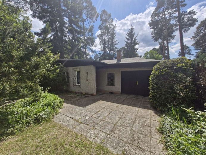 Attraktives Baugrundstück in gewachsener Wohnlage mit vielseitigem Entwicklungspotenzial – Bungalow mit integrierter Garage