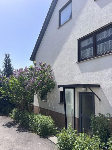 Erstbezug nach Renovierung: Gemütliche 2 Zimmer Wohnung mit eigenem Eingang und Garten in Gültlingen – Hauseingang