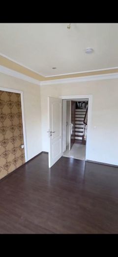 Schöne helle 2 Zimmerwohnung mit Stuckdecken – Zimmer II
