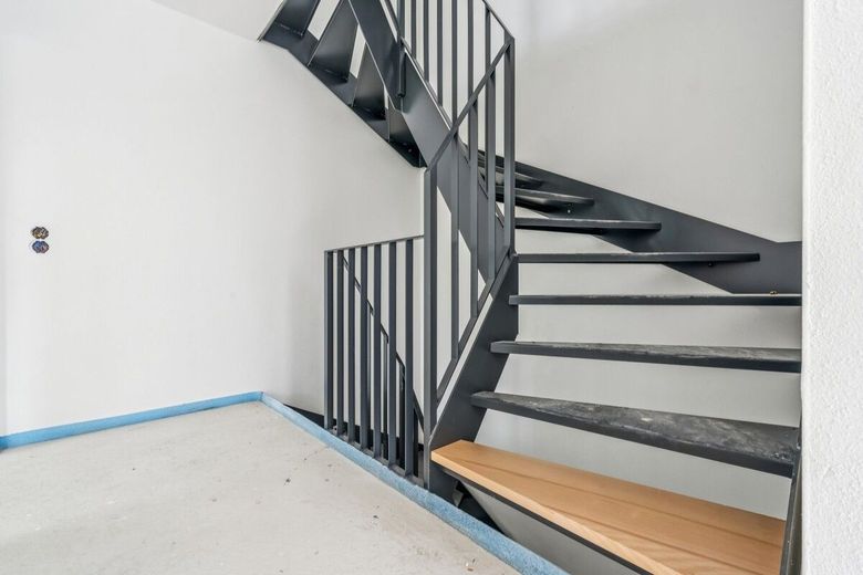 Jetzt schnell sein! Neubau-Doppelhaushälfte in Ergoldsbach mit Garten, Garage und KfW-55-Standard – Treppenhaus