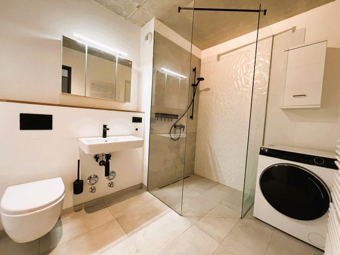 Duschbad mit Waschmaschine