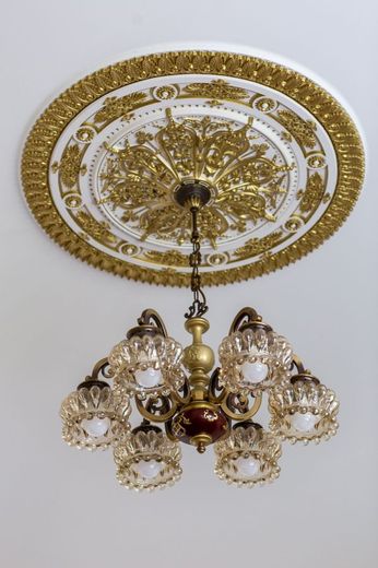 Großzügige Etagenwohnung mit repräsentativem Flair - Stilvolles Wohnen in historischer Villa – Deckenleuchter mit Stuckornament