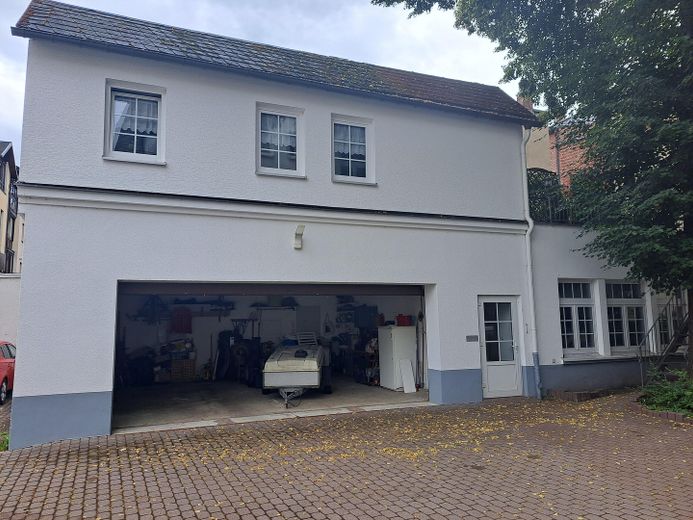 Nebenhaus mit Garagen