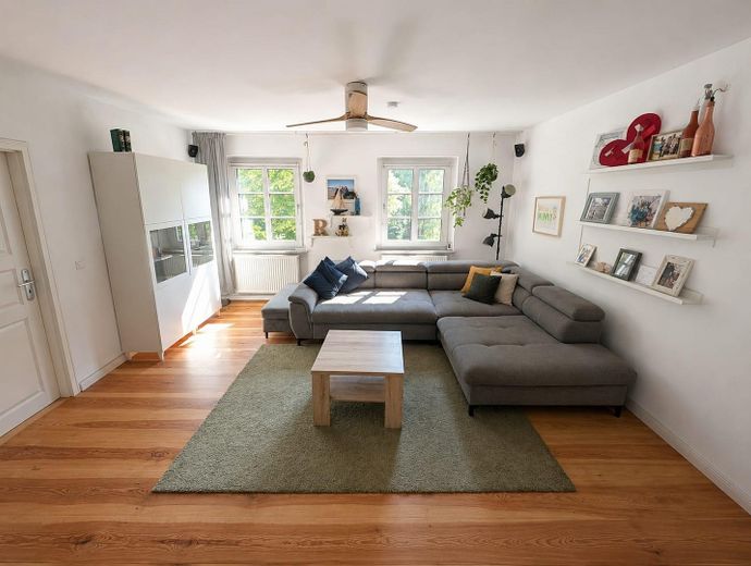 Encantador piso antiguo con chimenea, balcón y jardín comunitario en Berlín Neu-Westend – Wohnzimmer