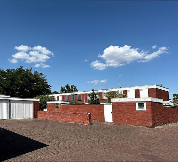Gartenhof-Reihenhaus in Hannover-Marienwerder – Haus von hinten | Straßenblick