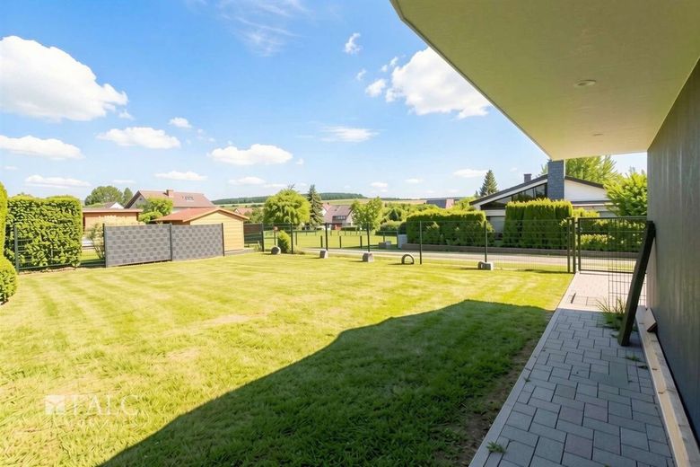 Wohnen mit Perspektive - großzügiges Zweifamilienhaus in begehrter Lage – Garten mit viel Fläche