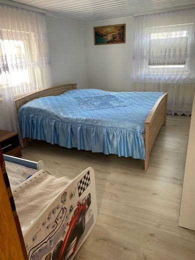 Viel Platz auch für 2 Familien in freistehenden Haus in guter Lage – Schlafzimmer