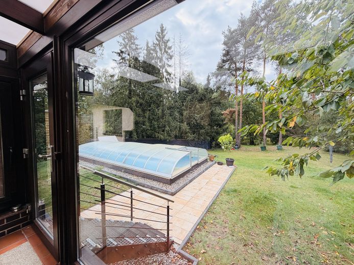 Traumhafte Wohnung in EFH mit Kamin, Garten, Pool, Wintergarten – Foto 4