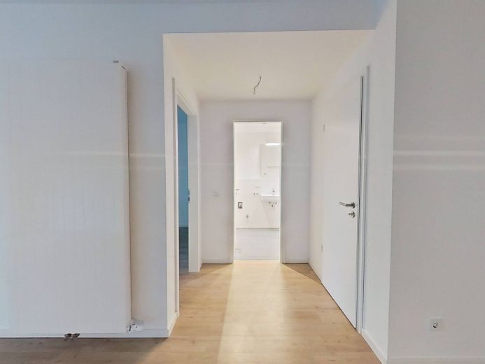 Moderno appartamento con 2 locali, cucina componibile e balcone a Schönefeld! – Muster: Flur