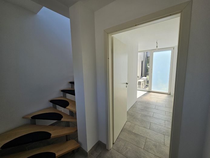 Großzügige Maisonette im Architektenhaus mit Kamin, Balkon & Albblick – ideal für 1–2 Personen – Treppenaufgang (EG)
