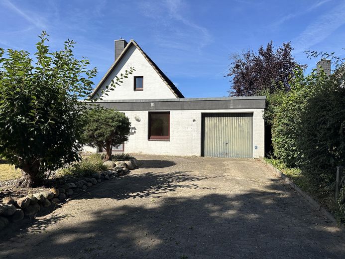 Oersdorf - Architektenhaus mit Charakter auf großzügigem Grundstück – Zufahrt
