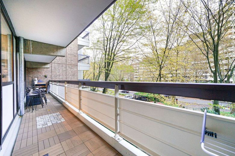 Außergewöhnlich und stilvoll! 4-Zimmer-Wohnung mit 2 Balkonen und Tiefgarage in Köln-Weiden – Bild 13