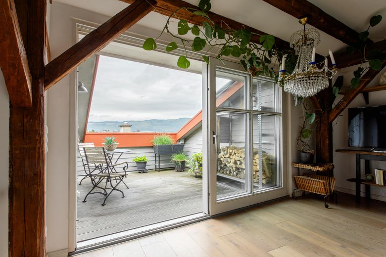 Großzügige Dachgeschoßwohnung – Wohnbereich, Blick Terrasse