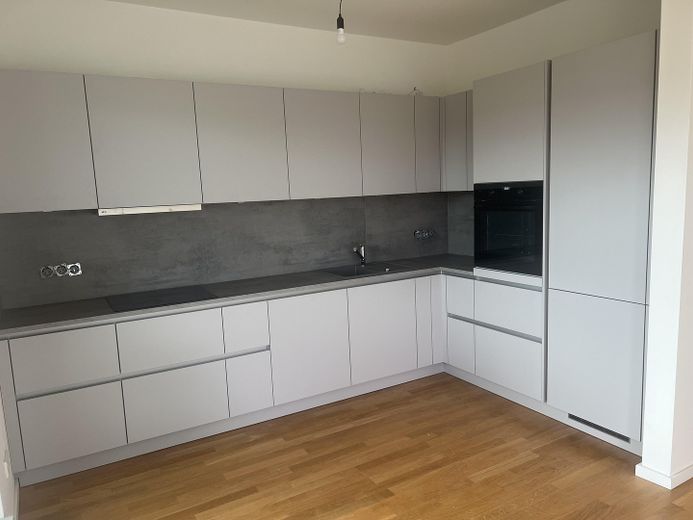 Exklusive neuwertige 3-Zimmer-Wohnung mit schönem Balkon von PRIVAT! – Einbauküche