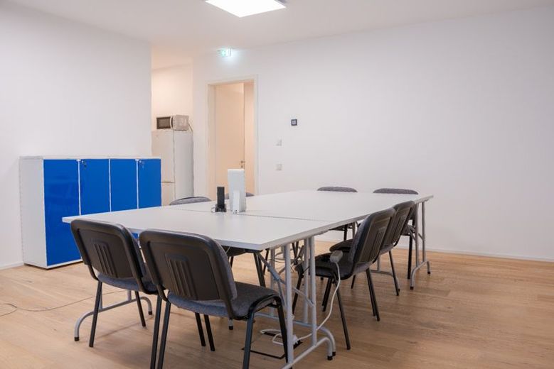 Besprechungsraum EG mit Blick zur Teeküche