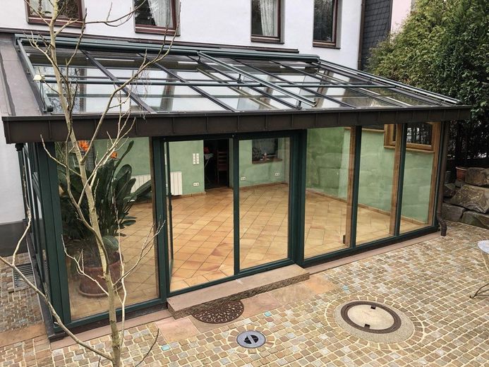 3-Fam.-Haus mit Wintergarten, großer Süd-Garten, viel Nutzfläche, erneuerbare Energien, Doppelgarage – Wintergarten