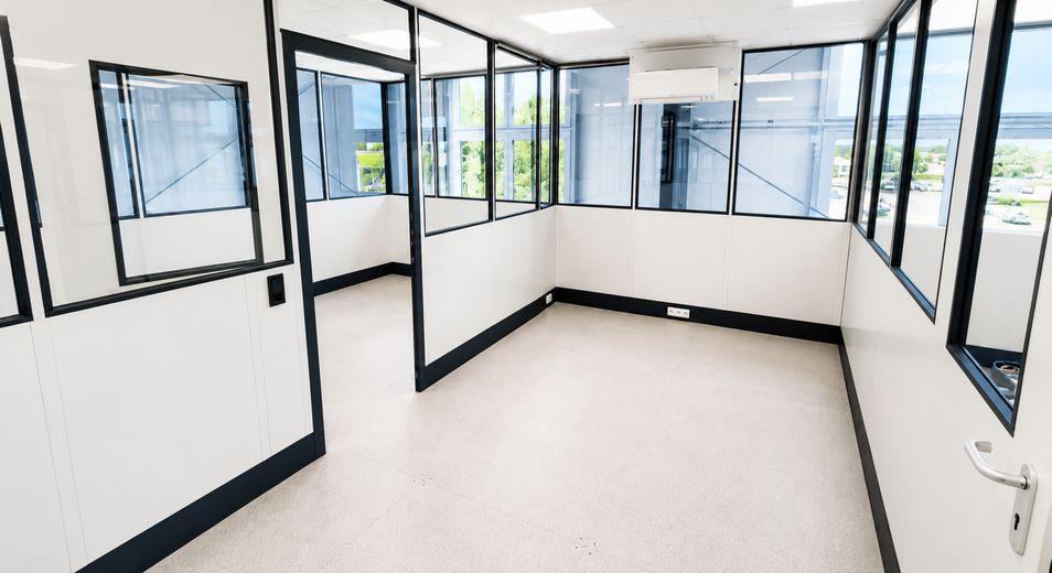 Eigenständige, hochwertige Gewerbeeinheit mit Halle, Büros & Galerie – direkt an der B12 – 13_Halle_Büro_OG_2_18qm