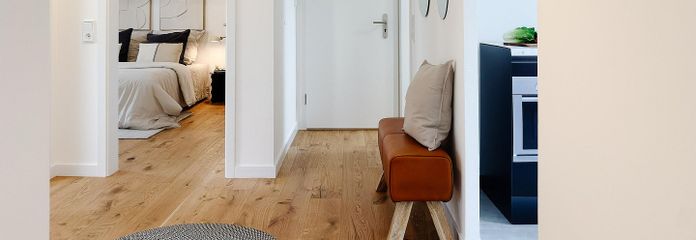 Frankfurt tuż za progiem: jasne 3-pokojowe mieszkanie z parkietem i tarasem na dachu – Wohnung