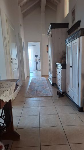 Exklusive, sonnige, aussergewöhnliche 5 Zimmer Dachgeschosswohnung am Waldrand – Hausflur