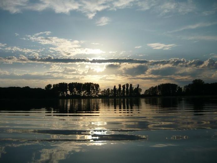 2 HÄUSER AM SEE: Stadtvilla+Cottage, Seezugang m. Bootssteg, Garten, Terrasse, Ferienwohnung – Impression am See