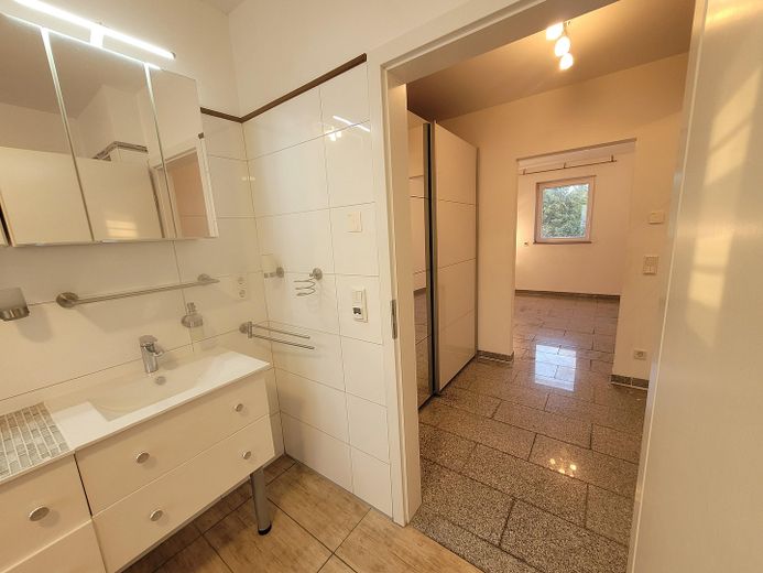 فيلا مدينة مستقلة في موقع متميز – Bad en suite, Ankleide + SZ OG