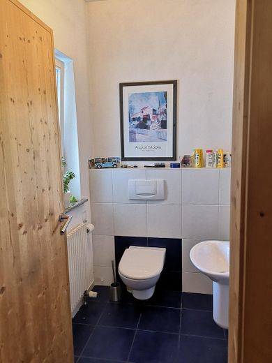 Sonnige Aussichtslage – Gäste-WC im EG
